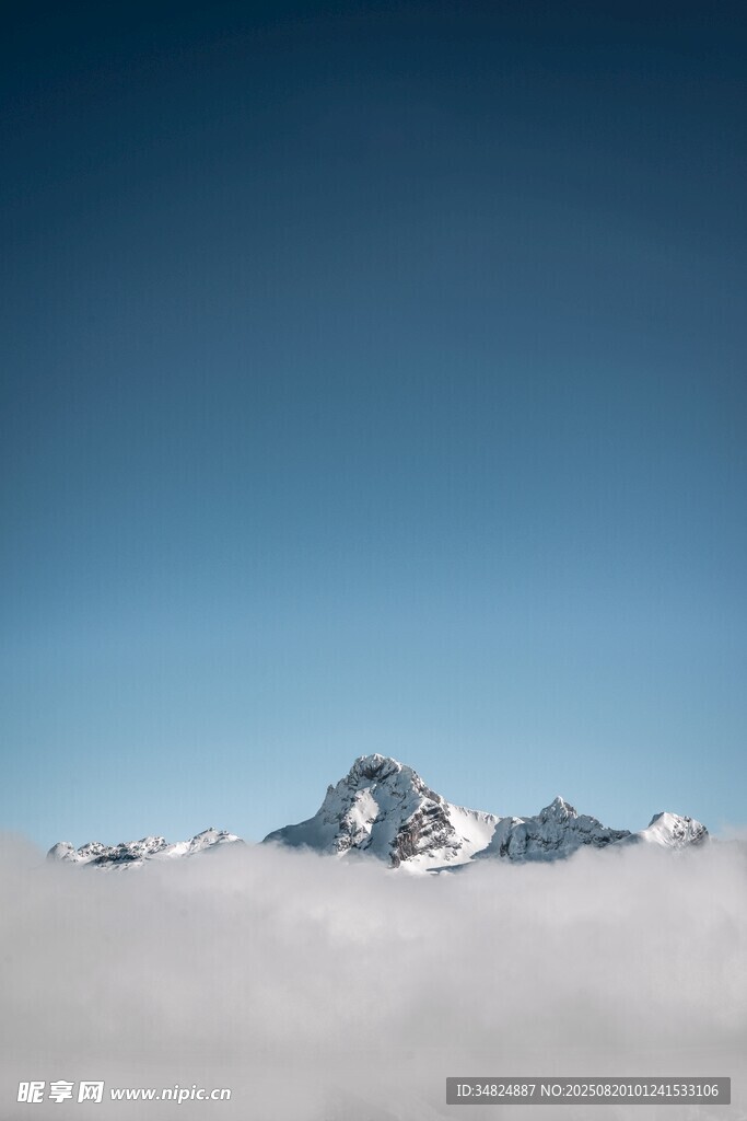 云海之上的巍峨山峰