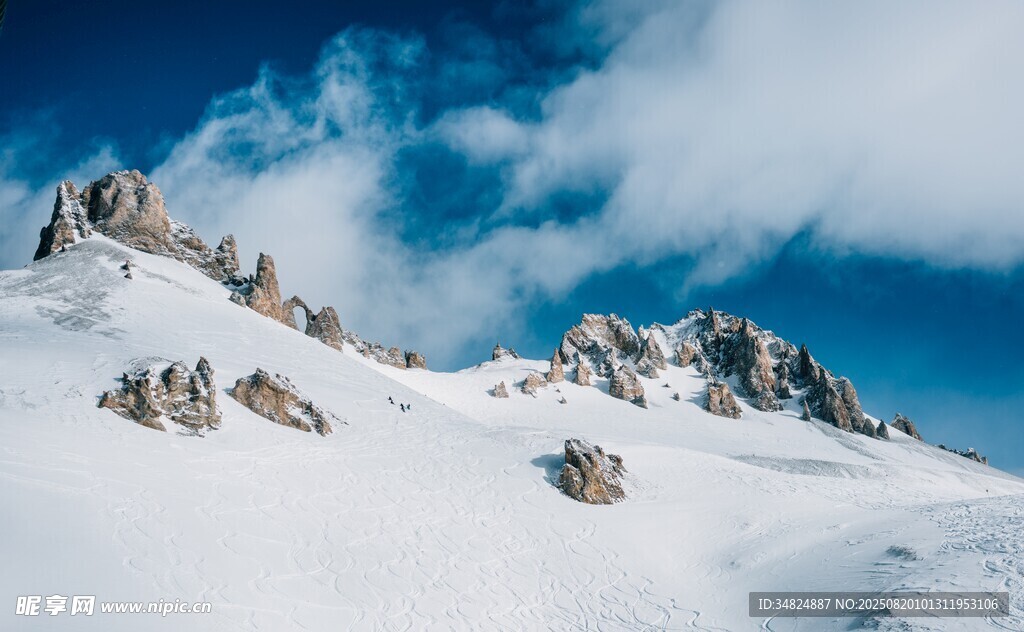雪山藍(lán)天美景