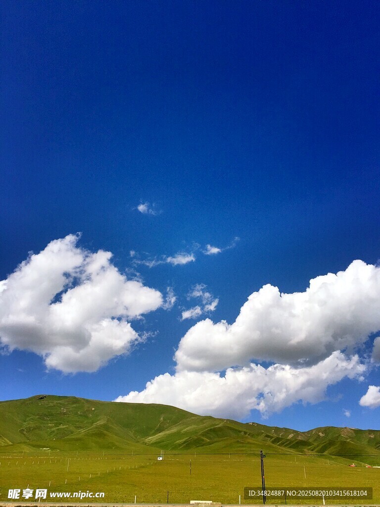 藍(lán)天綠地間的白云美景