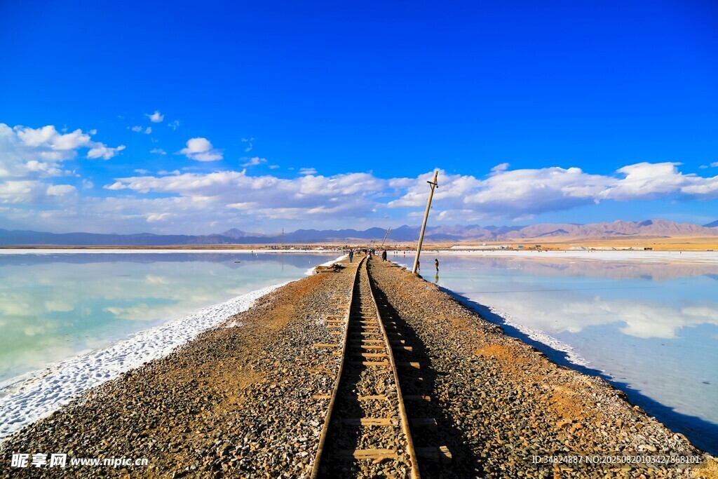 鹽湖鐵軌澄澈藍(lán)天之景