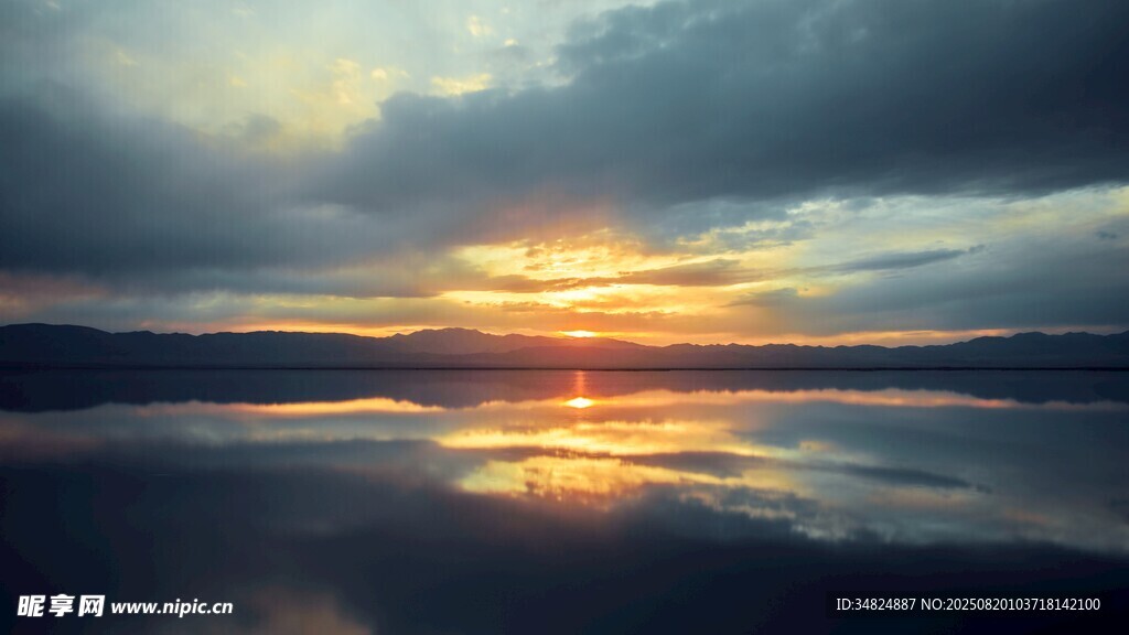 湖畔日落云影倒映美景