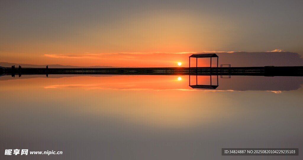 夕陽下的靜謐湖面美景