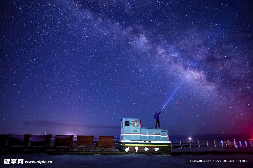 夜空下的璀璨建筑與星河