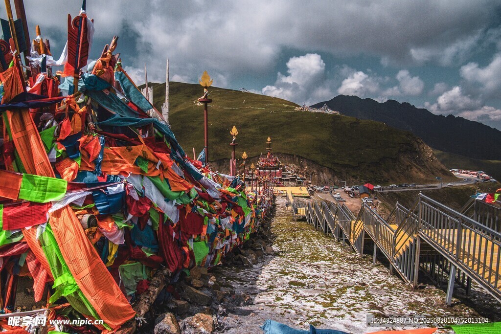 山間五彩經(jīng)幡飄揚