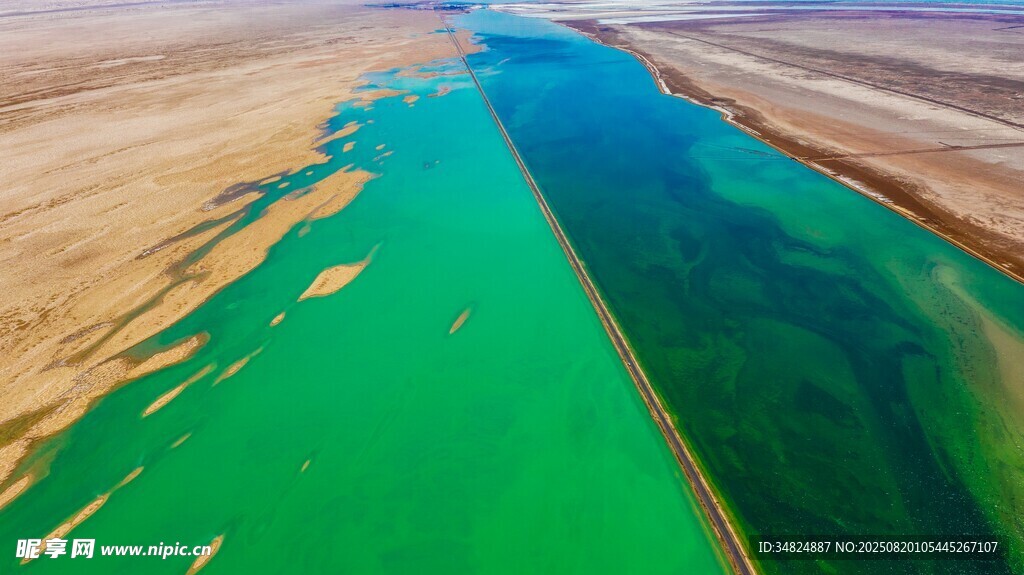 航拍碧綠河流與兩岸地貌