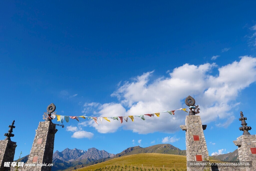 高原經(jīng)幡柱藍(lán)天白云景致