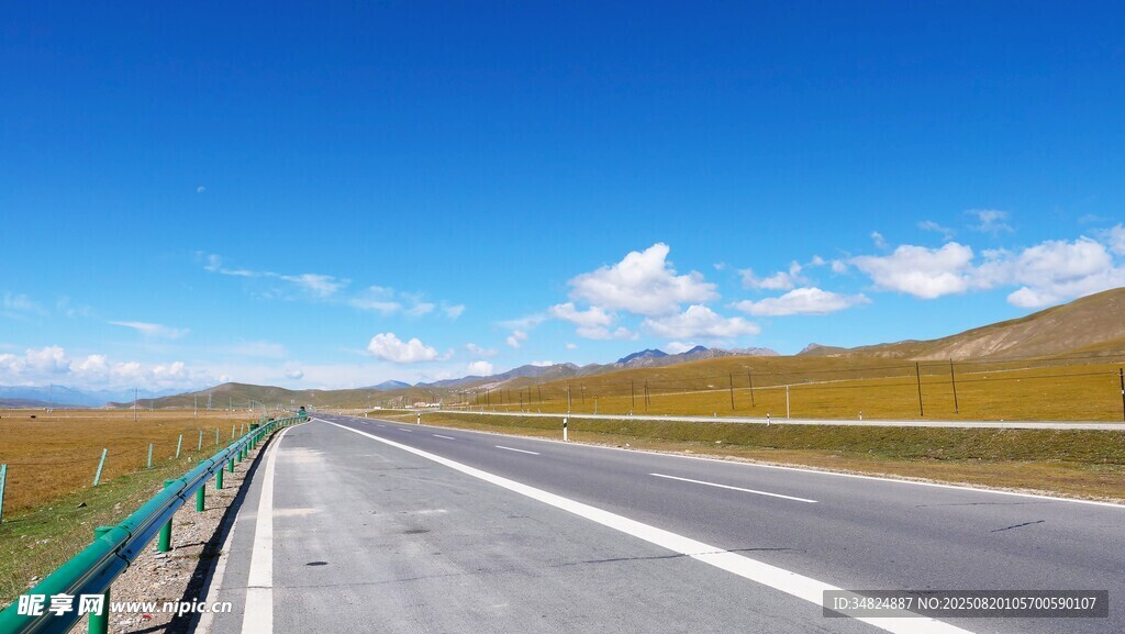 寬闊公路延伸至遠方
