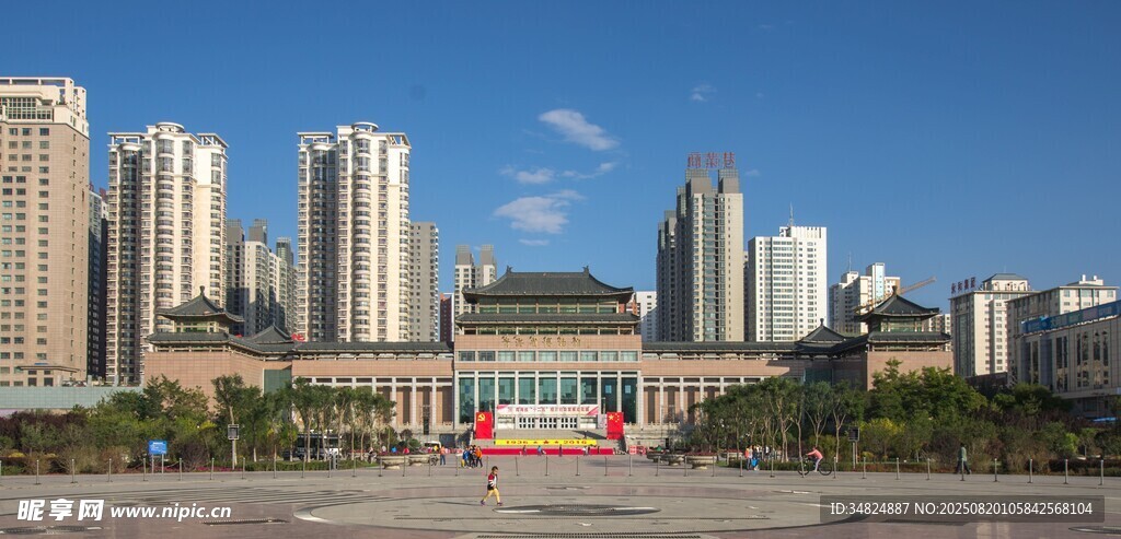 城市天際線與開(kāi)闊廣場(chǎng)景觀