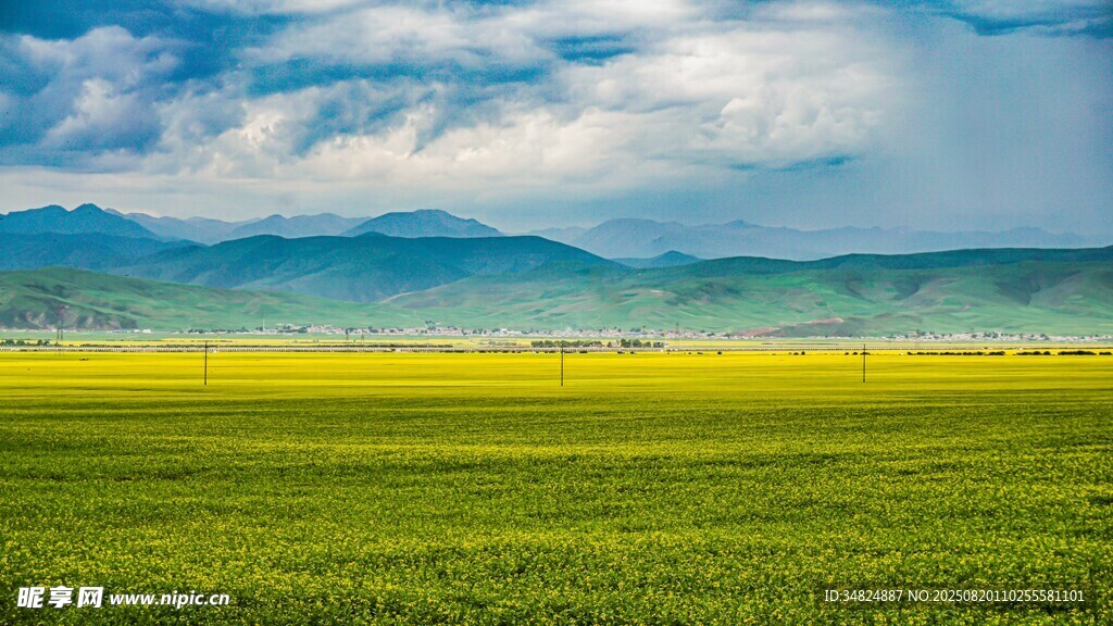 廣袤綠野與遠(yuǎn)山藍(lán)天美景
