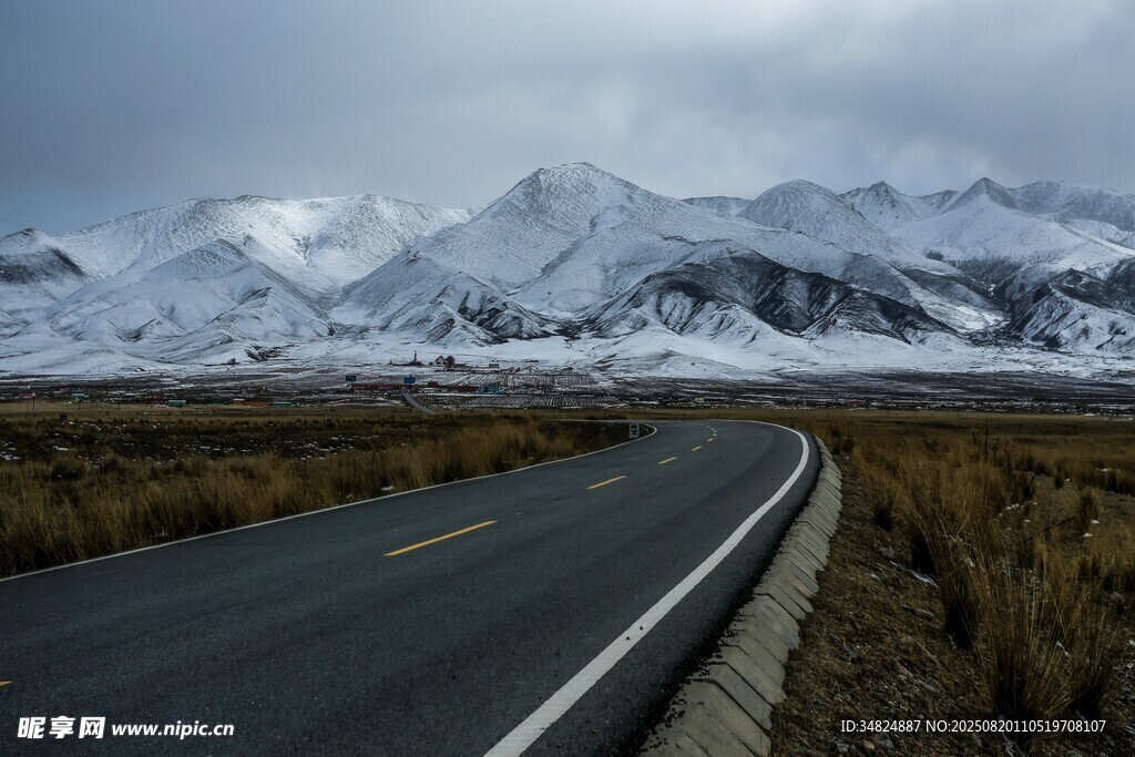 雪山旁的蜿蜒公路