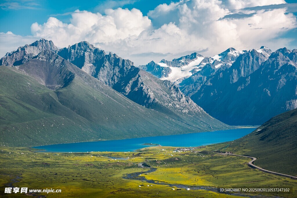 高山湖畔美景