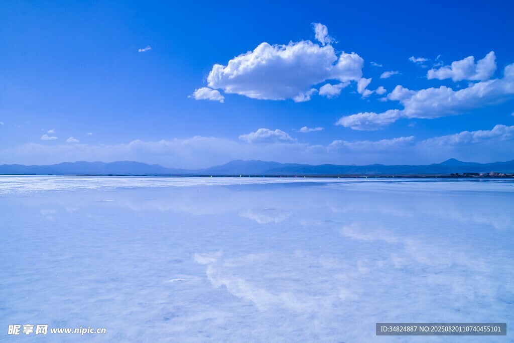 夢(mèng)幻鹽湖藍(lán)天之下的純凈美景