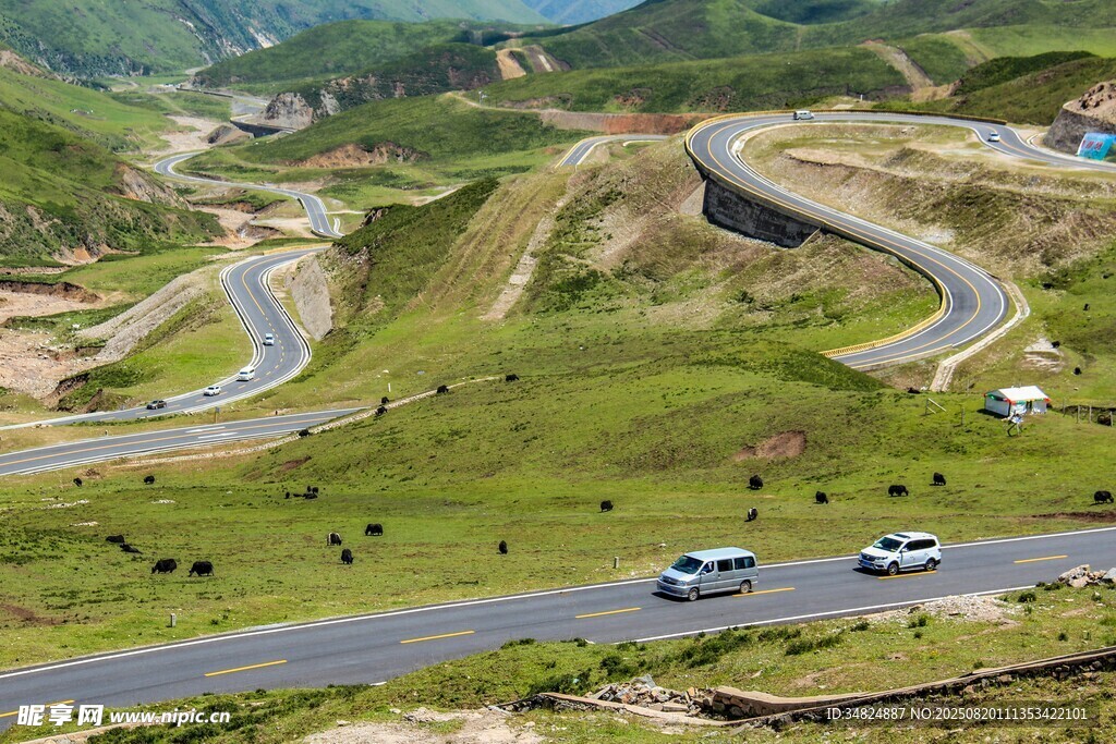 蜿蜒山路間行駛的車輛
