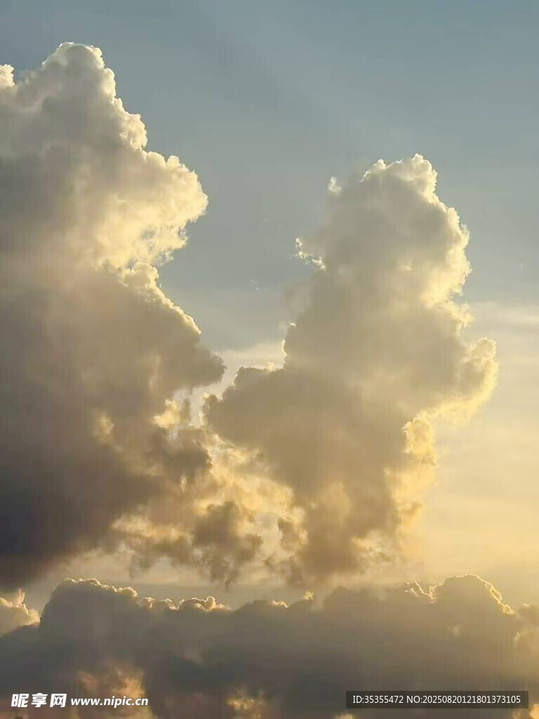 夕陽下的壯麗云層