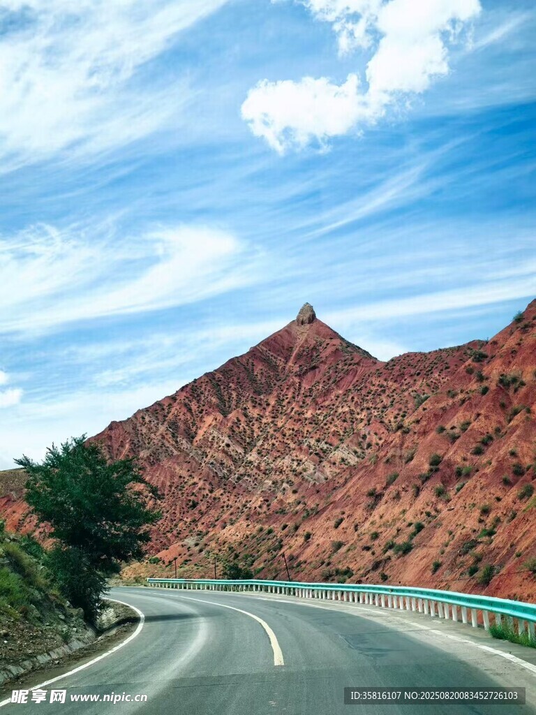蜿蜒公路旁的壯麗紅山