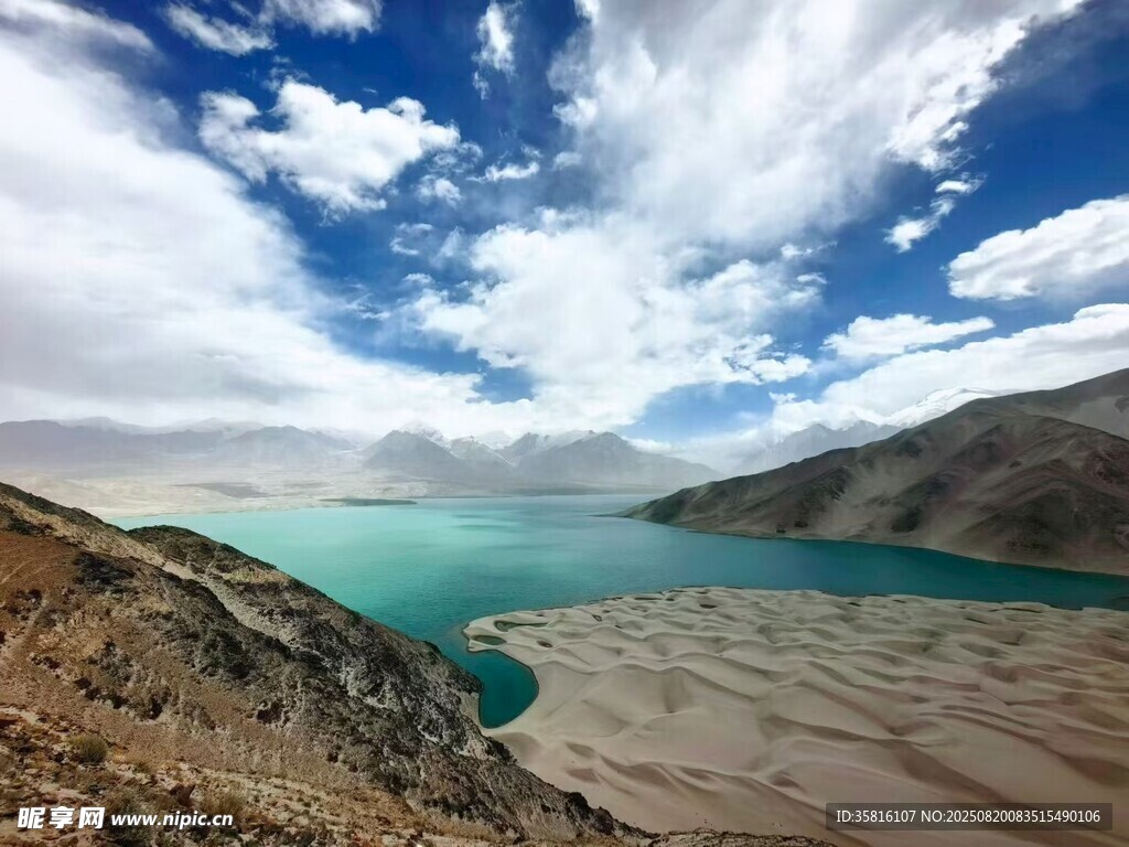 壯美湖景與藍天白云