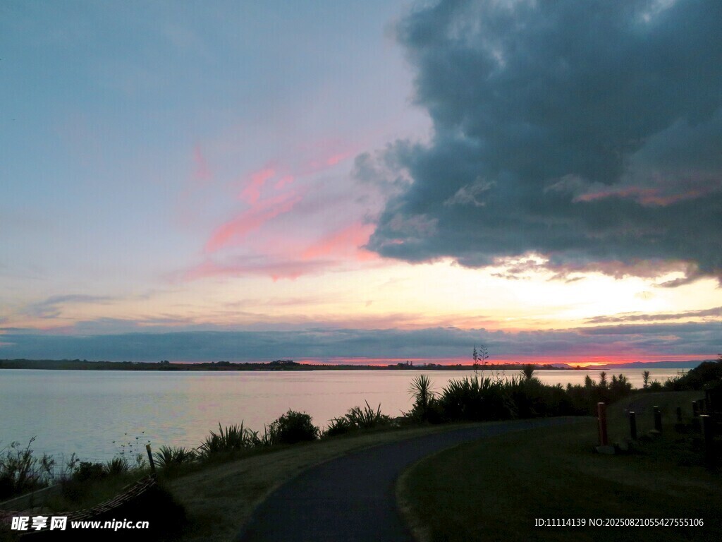 海濱晚霞美景