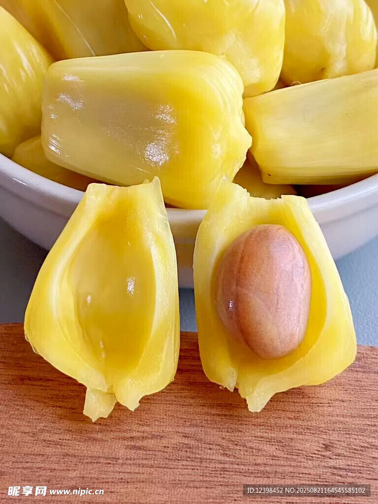 新鮮剝開的香甜菠蘿蜜