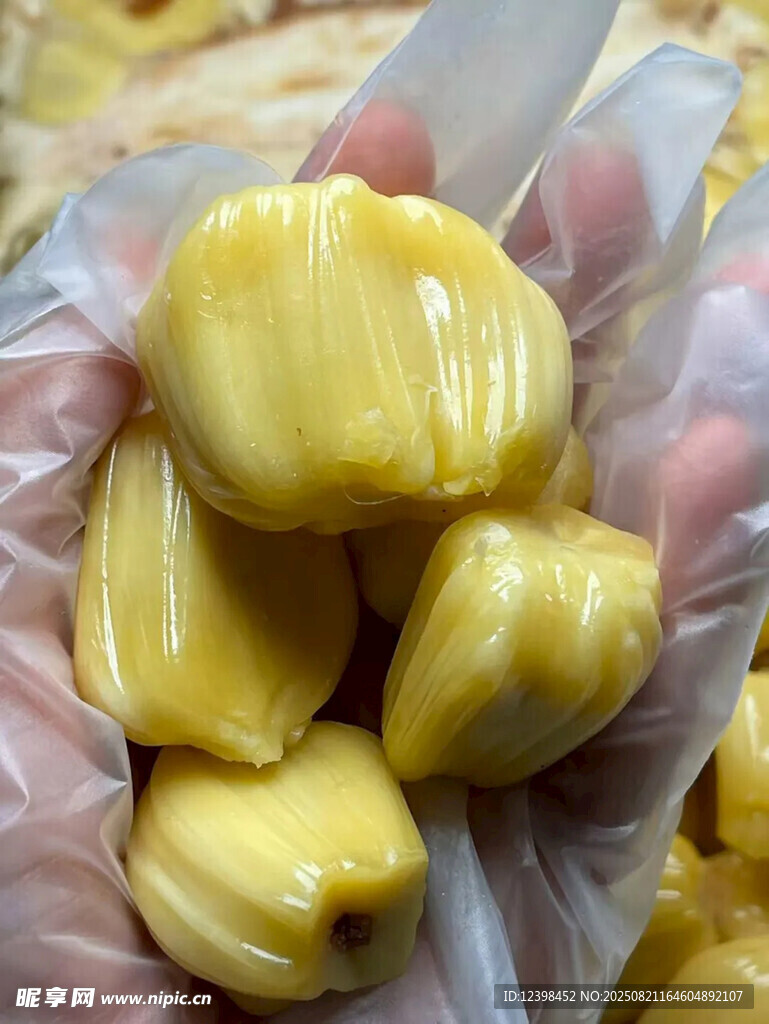 剝開的香甜菠蘿蜜果肉