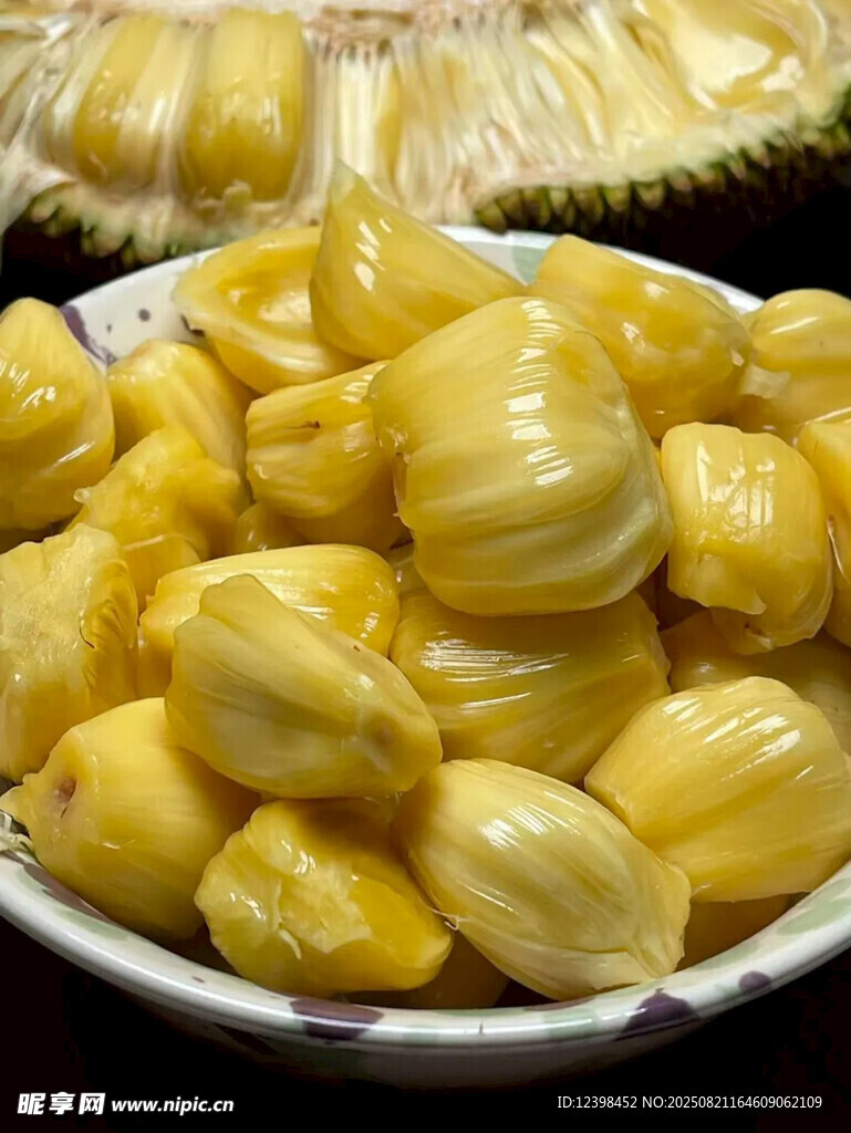 一盤飽滿的新鮮菠蘿蜜