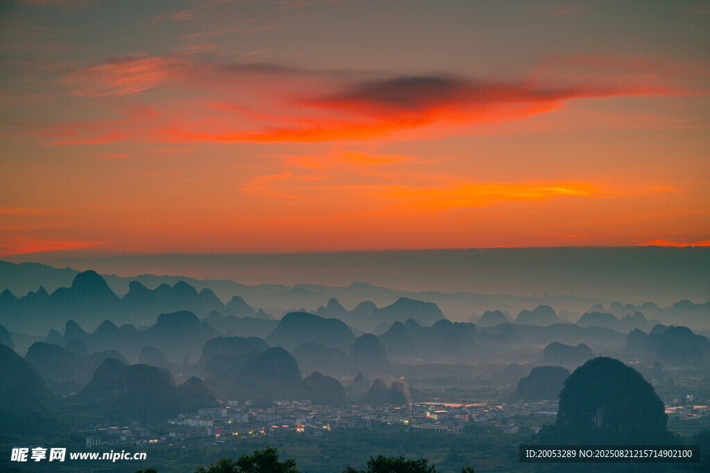 壯麗日出下的山巒美景