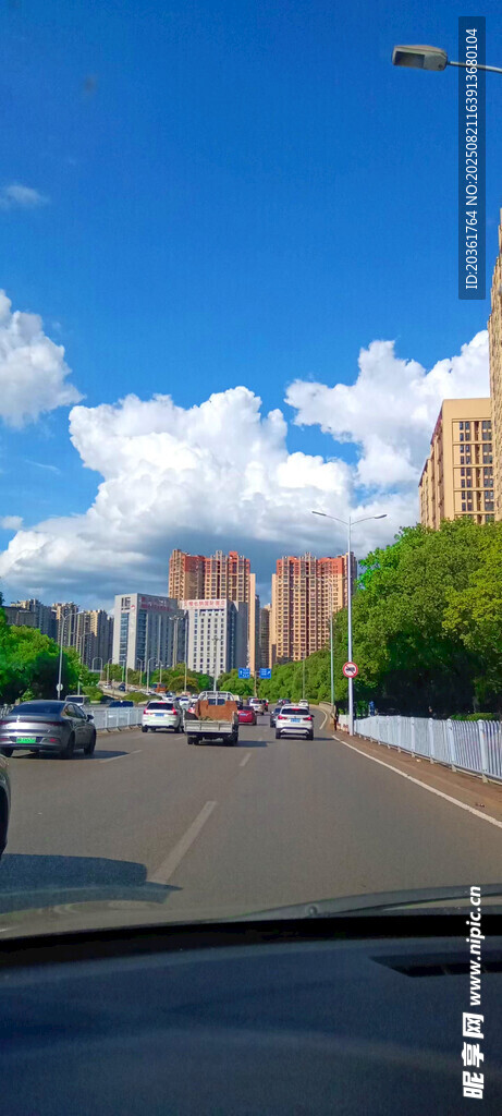 城市道路上的晴朗風(fēng)景