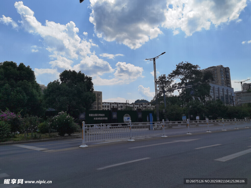 城市街道綠樹藍(lán)天白云景