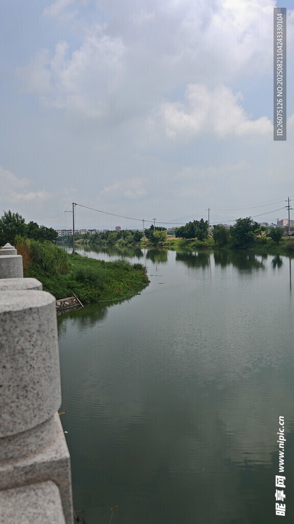 河畔風(fēng)光寬廣水域