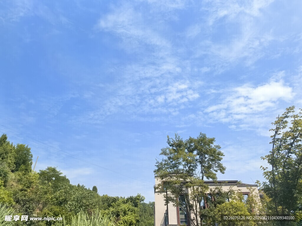 藍(lán)天綠樹間的建筑景觀