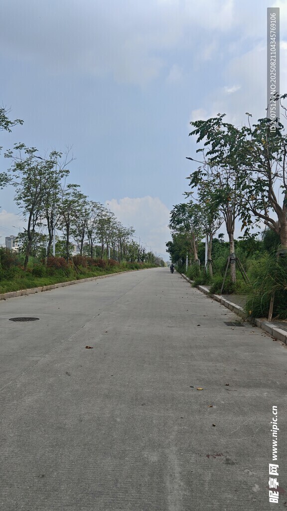 灰調(diào)空曠鄉(xiāng)間道路