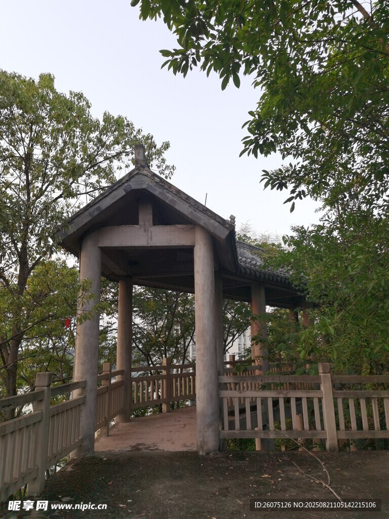 林間老舊涼亭景觀