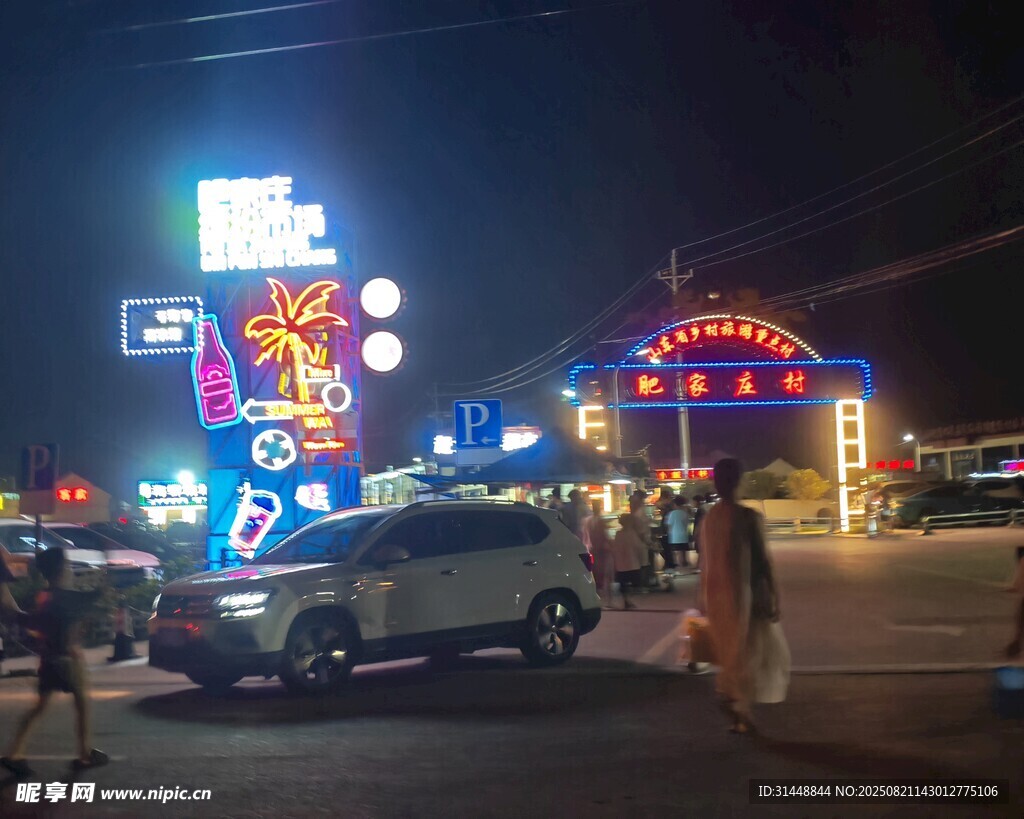夜晚熱鬧的街頭景象