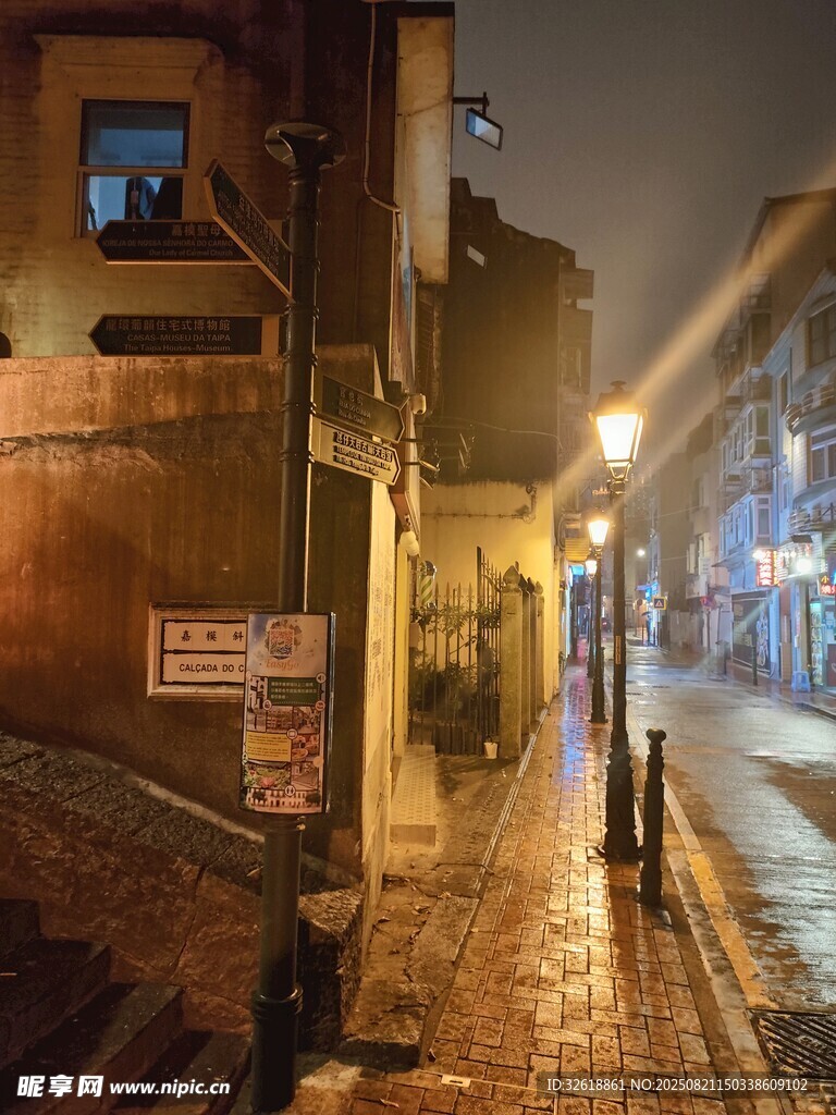 霧中夜晚的靜謐街道