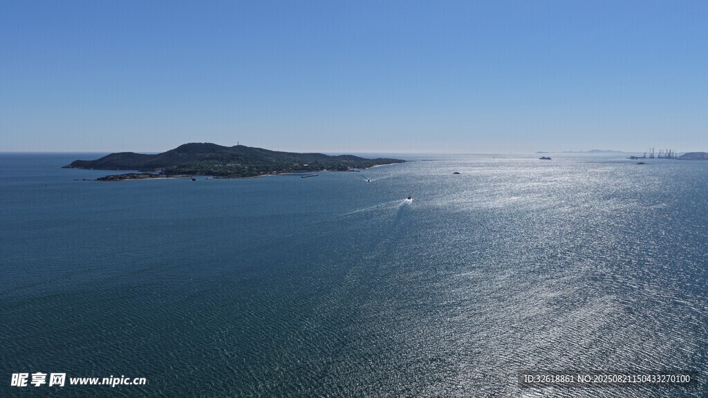 碧海藍(lán)天中的海上小島