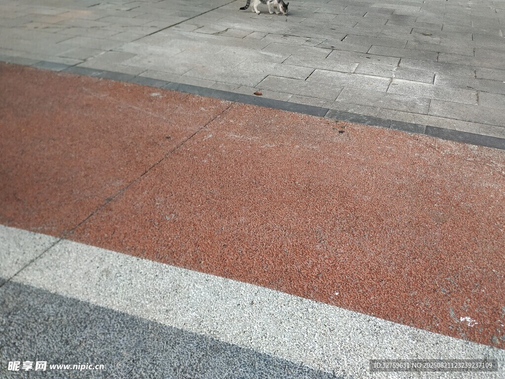 人行道上的多彩磚石路面