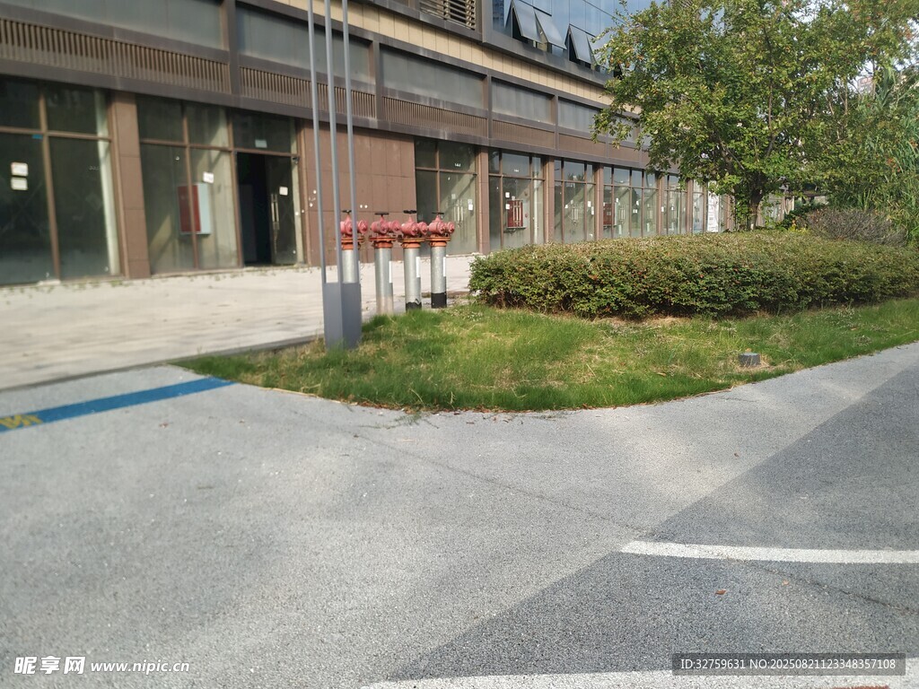 商場(chǎng)外的綠化景觀