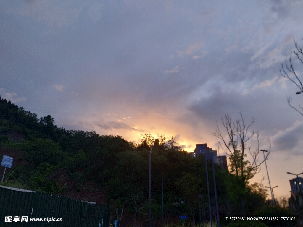 日落時(shí)分的山林美景