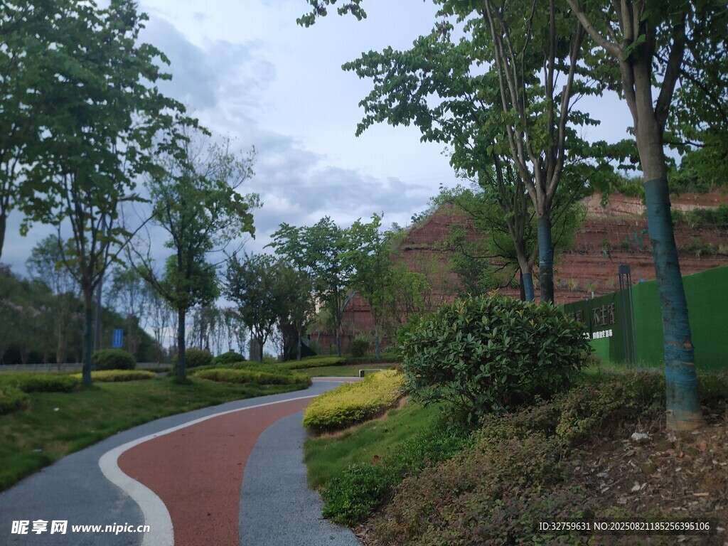 公園彩色步道周邊景致