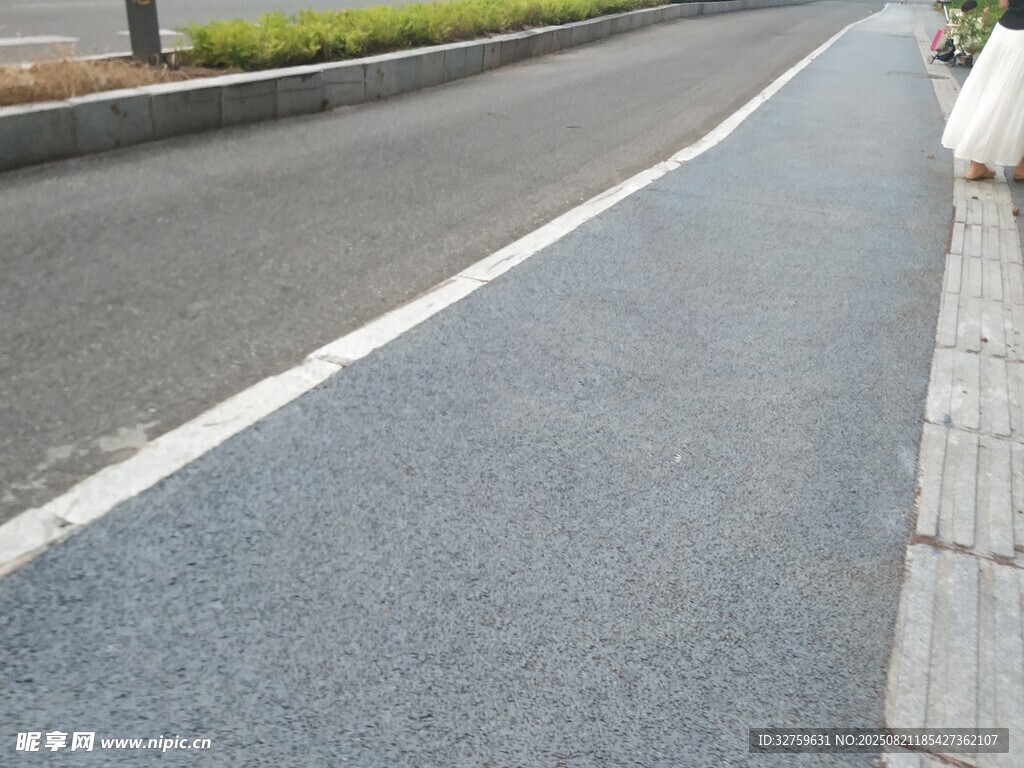 城市道路旁的瀝青路面