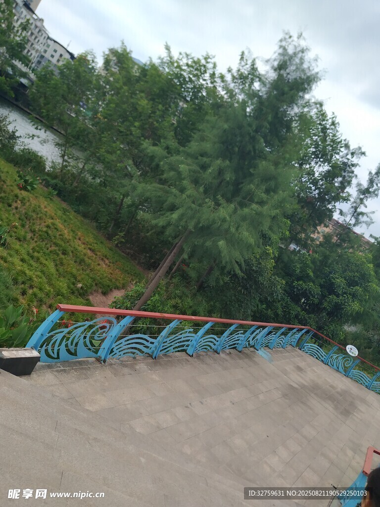 戶外休閑處的藍(lán)色圍欄景觀