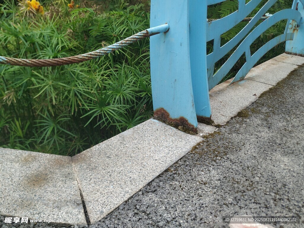 藍(lán)色欄桿旁的石板地面