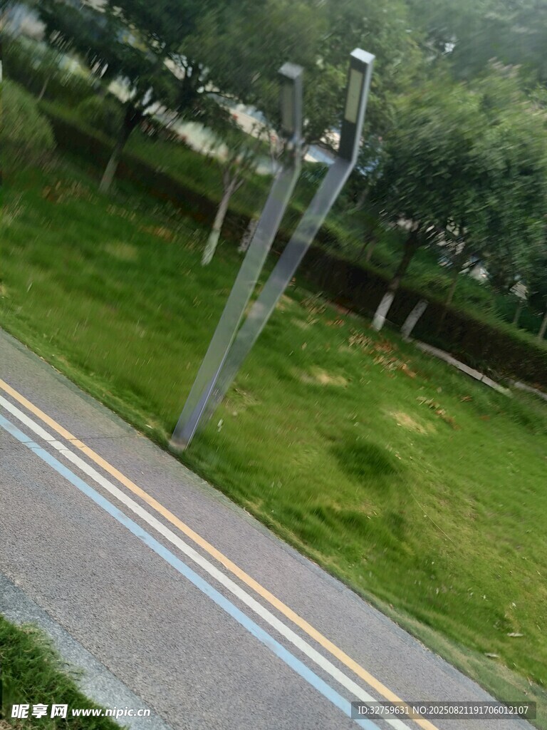 道路旁的路燈設(shè)施