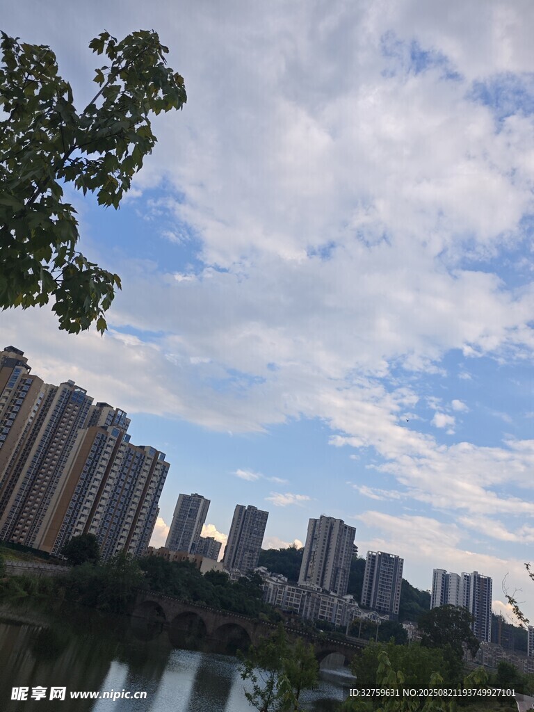 城市河畔高樓與藍天白云