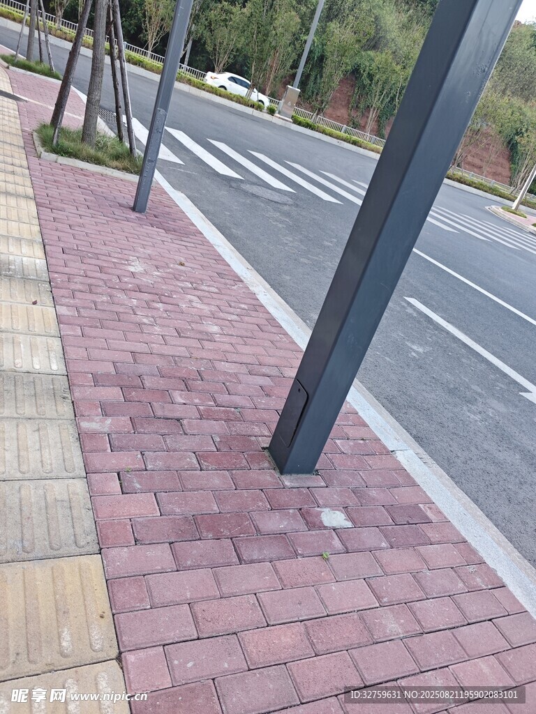 城市人行道旁的黑色立柱