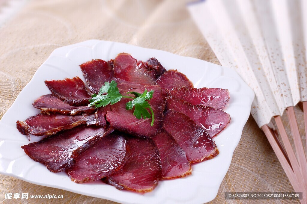 美味醬牛肉擺于白盤