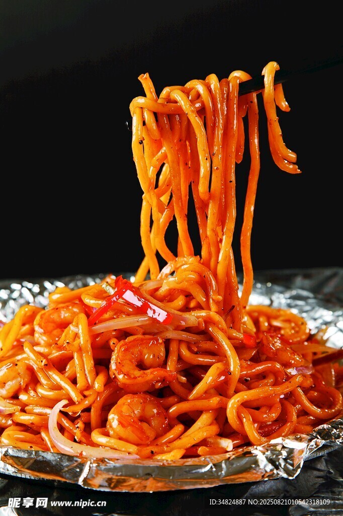 美味意大利面高高挑起