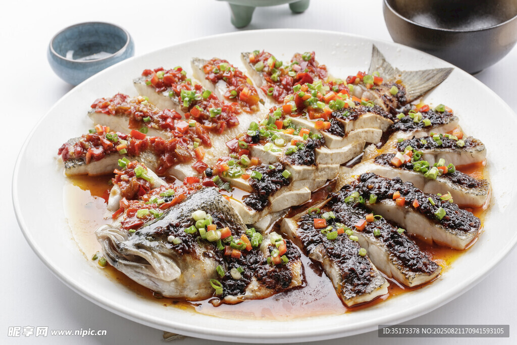美味剁椒魚頭擺盤中