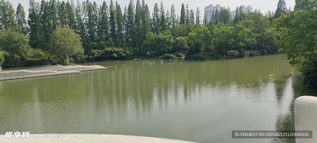 寧靜湖畔風(fēng)景