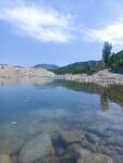 清澈湖水與岸邊山石風(fēng)景