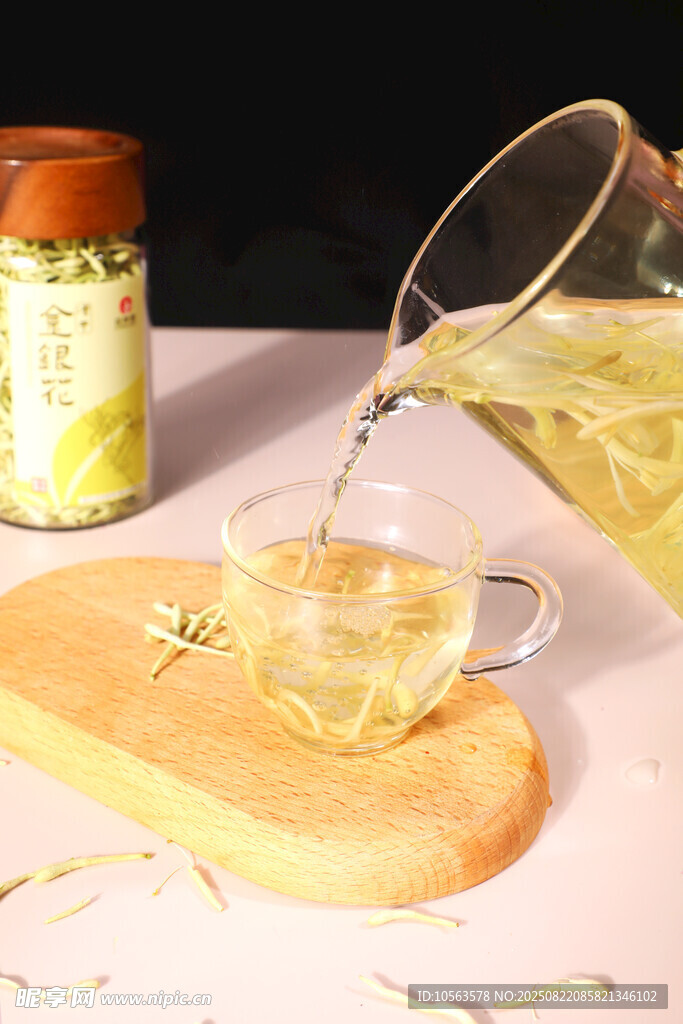金銀花茶倒入杯中瞬間